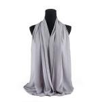 وشاح رمادي فاتح مصنوع من مزيج القطن والبوليستر