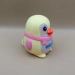 لعبة البطريق المتمايل القابل للشد مع وشاح