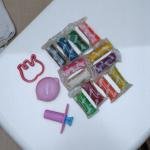 مجموعة دلو عجين اللعب الحيوانات 12 لونا زاهيا مع قوالب تشكيل وتصميم غطاء مضاد للتسرب