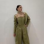 جمبسوت نسائي مخطط بقصة واسعة مع بلوزة حمالة وسترة متعددة الطبقات