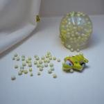 عجينة سلايم مع لعبة طائرة وخرز عائم في علبة كروية شفافة لعبة حسية للأطفال