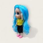 دمية الجمال والأناقة دمية بشعر بني قميص مخطط وفستان جينز بتصميم عصري