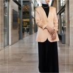 جاكيت نسائي من الساتان بأكتاف بارزة وإغلاق بزر واحد