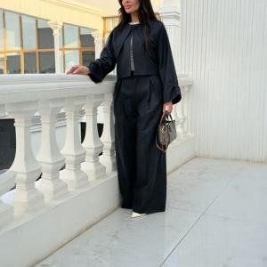 طقم جاكيت قصير وبنطال واسع نسائي