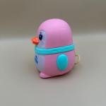 لعبة البطريق المتمايل القابل للشد مع وشاح