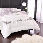 طقم مفارش "فيكتوريا" من مورا إسبانيا – 7 قطع بتطريز زهور وتصميم بلونين