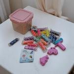 مجموعة عجينة اللعب من كريتيف وورلد، مكونة من 24 قطعة في صندوق تخزين وردي بقفل علوي مع قوالب حيوانات ومركبات ممتعة