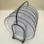 طقم أطباق زجاجية شفافة مع حافة سوداء وحامل حديدي