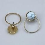 أقراط أوربت بتصميم رخامي – إطار بحلقة ذهبية