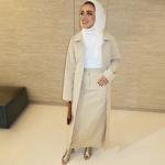 طقم تنورة وترنش بأزرار أمامية مع ياقة كلاسيكية وشق أمامي أنيق