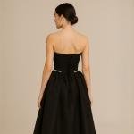 فستان نسائي أسود بدون حمالات بتصميم رائع