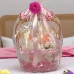 هدية مولودة جديدة مميزة سلة تحتوي على بطانية ناعمة وقطع ملابس مريحة