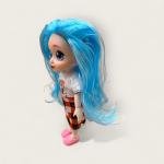 دمية الجمال والأناقة دمية بشعر بني قميص مخطط وفستان جينز بتصميم عصري