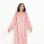 قفطان وردي فاتح مطرز بنقشة بيزلي مع حواف مميزة وتفاصيل فتحة عنق صدفية