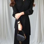 فستان ميدي بجيوب عملية وتنورة مطوية بحزام وياقة على شكل V وأكمام منفوشة