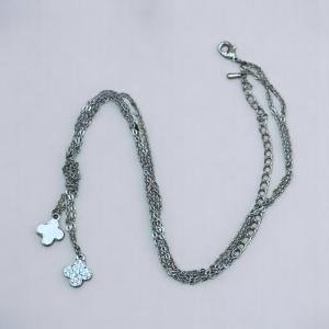 عقد مع قلادتين بتصميم زهرتين