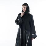 عباية أنيقة بتفاصيل مخملية وحواف معدنية مع جيوب خارجية وطرحة موضة محتشمة للنساء