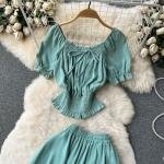 طقم بلوزة كروب لف وتنورة ماكسي بكسرات بطبعة زهور وأكمام منفوخة وخصر مطاطي