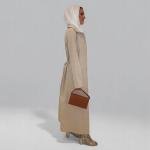 طقم تنورة وترنش بأزرار أمامية مع ياقة كلاسيكية وشق أمامي أنيق