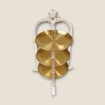 حامل تقديم ثلاثي الطبقات باللون الذهبي مع قاعدة أكريليك شفافة