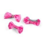 مشبك الشعر الفاخر من الساتان يتميز بتفاصيل متألقة من الكريستال والأحجار اللامعة