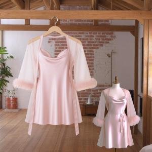 في آي بي طقم فستان ساتان مع رداء شبكي فاخر وأساور فرو