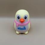 لعبة البطريق المتمايل القابل للشد مع وشاح