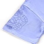 تيشرت نسائي بتطريز على الأكمام – تصميم فني عصري ومريح