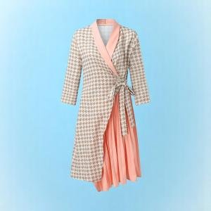 فستان لف نسائي بنقشة مربعات مع كسرات وياقة شال