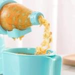 عصارة يدوية بالضغط البارد