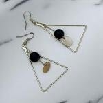 أقراط متدلية مثلثات هندسية أنيقة - لمسات باللونين الأسود والفضي