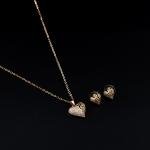 مجموعة قلادة قلب شبكية وأقراط صغيرة اصطناعية تألقي بالأناقة مزيج مثالي من الفن والإبداع