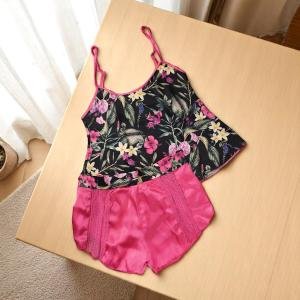 VIP طقم ملابس نوم حريمي من الساتان مزين بالزهور - قميص كامي أسود بطباعة استوائية وشورت دانتيل وردي فاقع