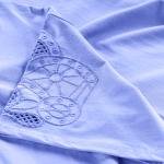 تيشرت نسائي بتطريز على الأكمام – تصميم فني عصري ومريح