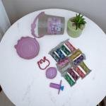 مجموعة دلو عجين اللعب الحيوانات 12 لونا زاهيا مع قوالب تشكيل وتصميم غطاء مضاد للتسرب