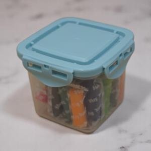 مجموعة عجينة اللعب من كريتيف وورلد، مكونة من 24 قطعة في صندوق تخزين وردي بقفل علوي مع قوالب حيوانات ومركبات ممتعة