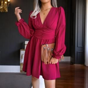 فستان قصير بأكمام طويلة وياقة على شكل V