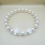 صينية أكريليك مستديرة بإطار خرز خشبي أبيض