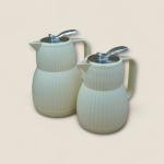 طقم من ترمسين حراريين بسطح مموج ومقبض فضي أنيق