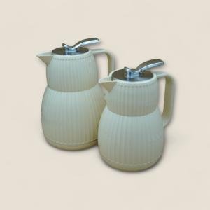 طقم من ترمسين حراريين بسطح مموج ومقبض فضي أنيق