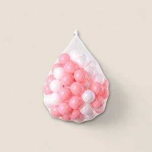 مجموعة من الكرات البلاستيكية الناعمة داخل حقيبة تخزين بألوان البلاستيك مع حلقة تعليق