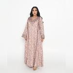 عباية ملكية مزخرفة بنقوش بايزلي مع حواف مميزة وكفوف مرصعة بالكريستال