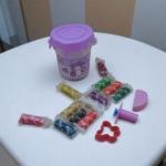 مجموعة دلو عجين اللعب الحيوانات 12 لونا زاهيا مع قوالب تشكيل وتصميم غطاء مضاد للتسرب