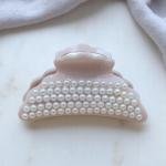 مشبك شعر مرصع باللؤلؤ – بتصميم قوقعي وأسنان ذهبية